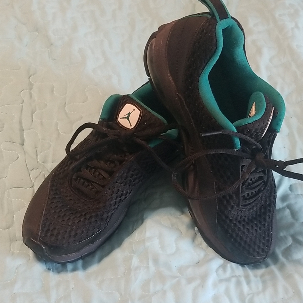 NIKE CMFT MAX AIR JORDAN SZ 6.5Y, Black W/teal edge Lace Up Athletic Shoes